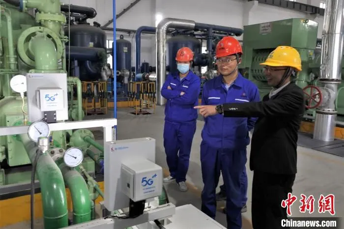 图为“智慧工厂”空压站中展示基于5G的空压机房视觉抄表。　罗婕 摄