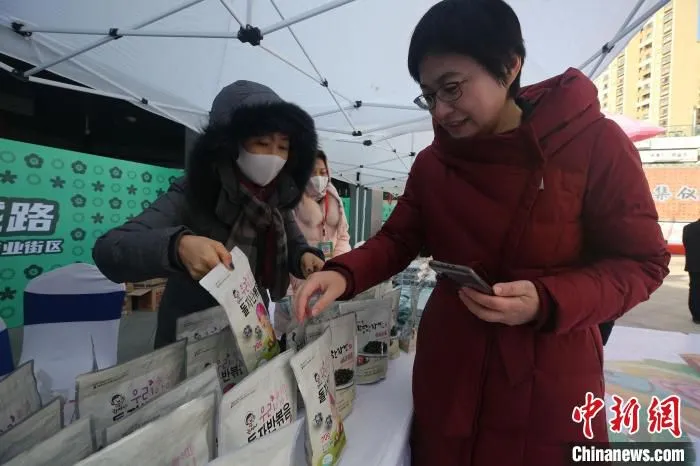 来自中日韩三国的七百家企业携五千余款展品“云”聚一堂。　衣冠超 摄