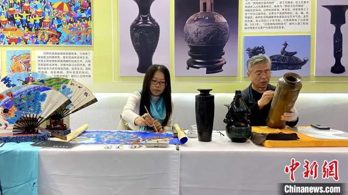 非遗传承人现场展示非遗技艺。　孙婷婷 摄