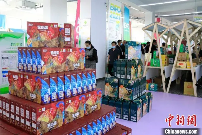 百余种优质农产品闪亮登场。　沈殿成 摄