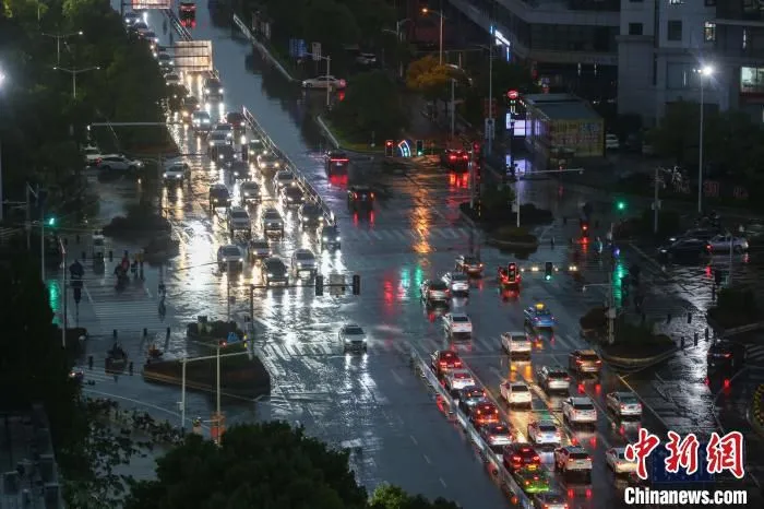 图为江西南昌红谷滩区一道路拥堵，车辆通行缓慢。　刘力鑫 摄