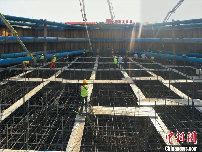 无人机拍摄巢马铁路马鞍山公铁长江大桥主桥首个承台开始浇筑。　李骄阳 摄