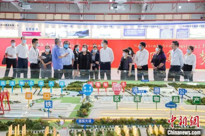 领事官员参观南宁国际铁路港。　南宁市外事办供图