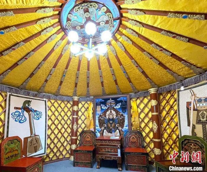 图为蒙古包内的蒙古国地毯。　孙睿 摄