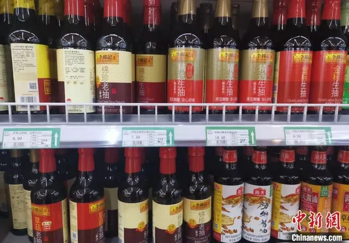 图为超市里售卖的酱油产品。 中新网记者 谢艺观 摄