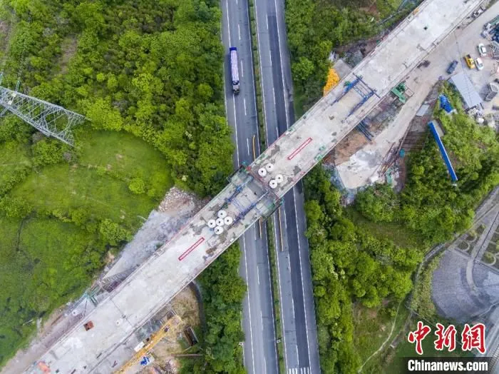 合龙后的跨京台公路特大桥连续梁。　郎成涛 摄