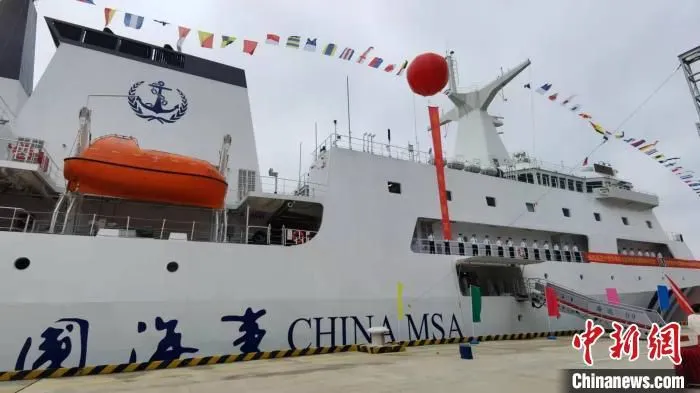 中国首艘万吨级海事巡逻船“海巡09”轮在广州列编 郭军 摄