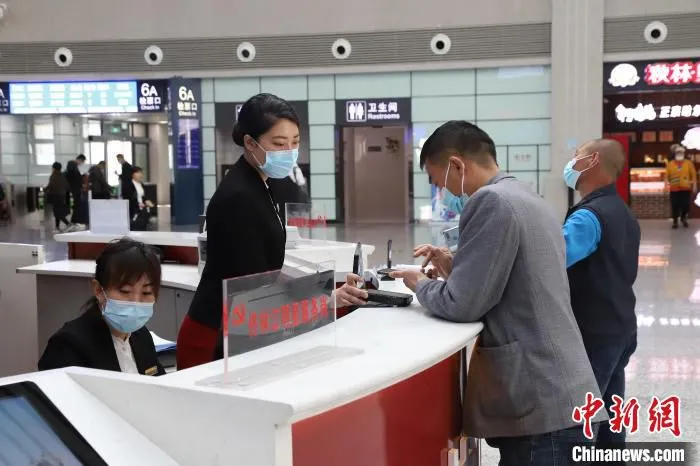 哈铁工作人员为旅客提供咨询服务。　周晓舟 摄