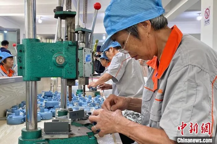 村民在暖心工坊工作。　钱晨菲 摄