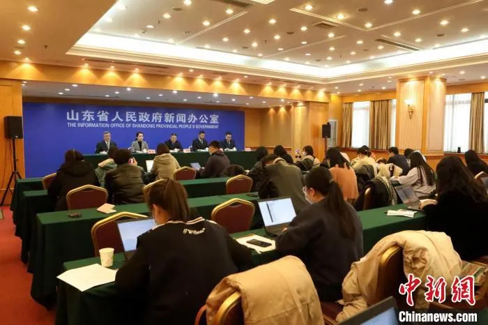 1月25日，山东省人民政府举行新闻发布会，对外公布2021年该省金融运行情况。　李欣 摄