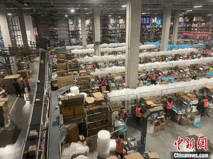 宁波跨境电商进口保税仓。　阮晨 摄