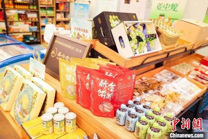 浙江省优质品牌农产品秋季选品会现场，琳琅满目的农产品。　兆丰年供图