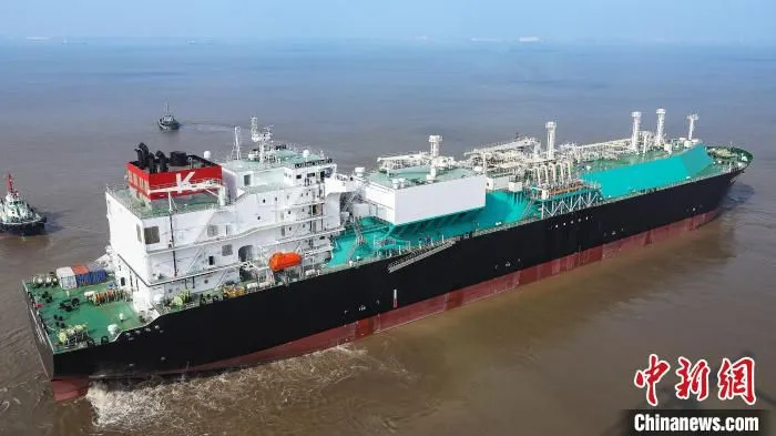 中国首款江海联运型8万立方米液化天然气(LNG)运输船2号船开启气体试航。　张文豪 摄