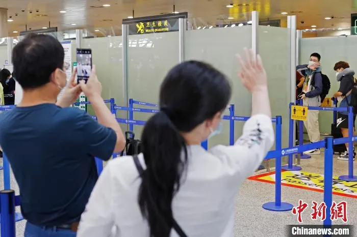 旅客与家人道别。　殷立勤 摄