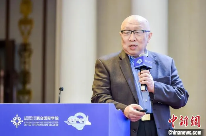 欧洲科学院院士、IEEE Fellow赵伟教授在作主题演讲。　UIC供图
