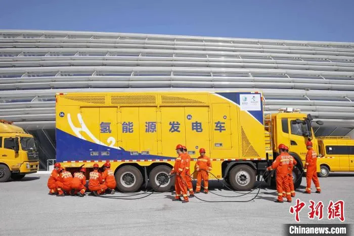 图为国网北京电力在国家速滑馆举行供电保障应急演练，以最佳状态为冬奥保驾护航。　景晓薇 摄