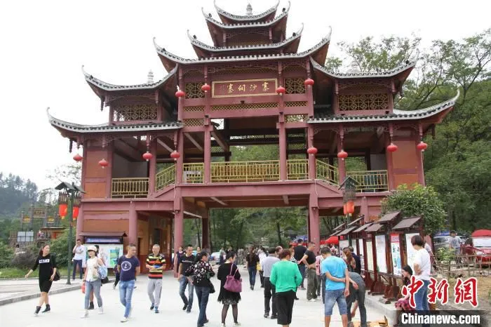 图为2021年国庆假期，游客在寨沙侗寨游玩。　李俊 摄