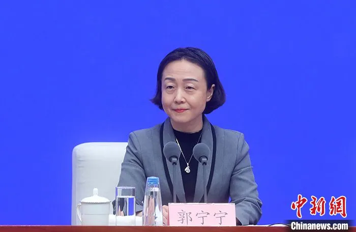 3月19日，中国国务院新闻办公室在北京举行新闻发布会，介绍第四届数字中国建设峰会有关情况。第四届数字中国建设峰会将于4月25日至26日在福建省福州市召开。福建省副省长郭宁宁介绍，第四届数字中国建设峰会的主题为“激发数据要素新动能、开启数字中国新征程”。 中新社记者 张宇 摄