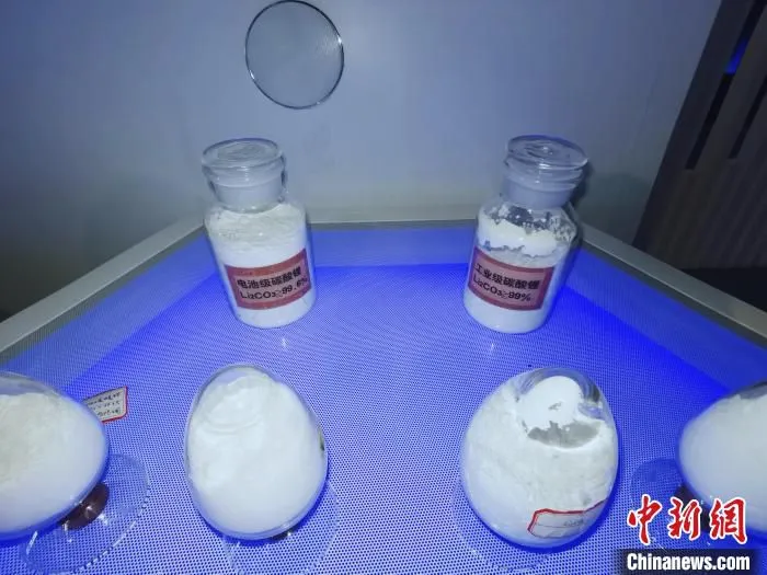 图为电池级碳酸锂。　张添福 摄
