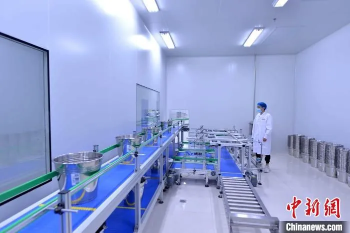 “智慧中药房”不仅让药房运转更高效，还使药师从繁忙的抓药工作中解脱出来。　杜伟 摄