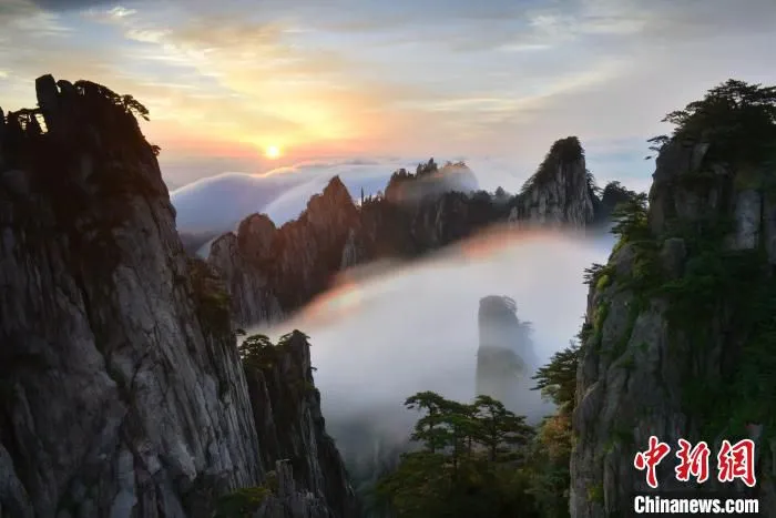 黄山晨光。　柯蔚生 摄