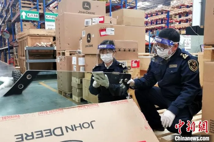 天津海关所属北辰海关关员对进口农机配件进行查验。　天津海关供图