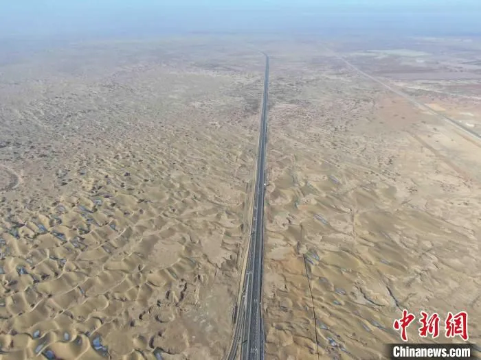 G0711尉犁至若羌高速公路、G0612若羌至民丰高速公路通车，将加速南疆高速(一级)公路圈的形成。　中交集团供图