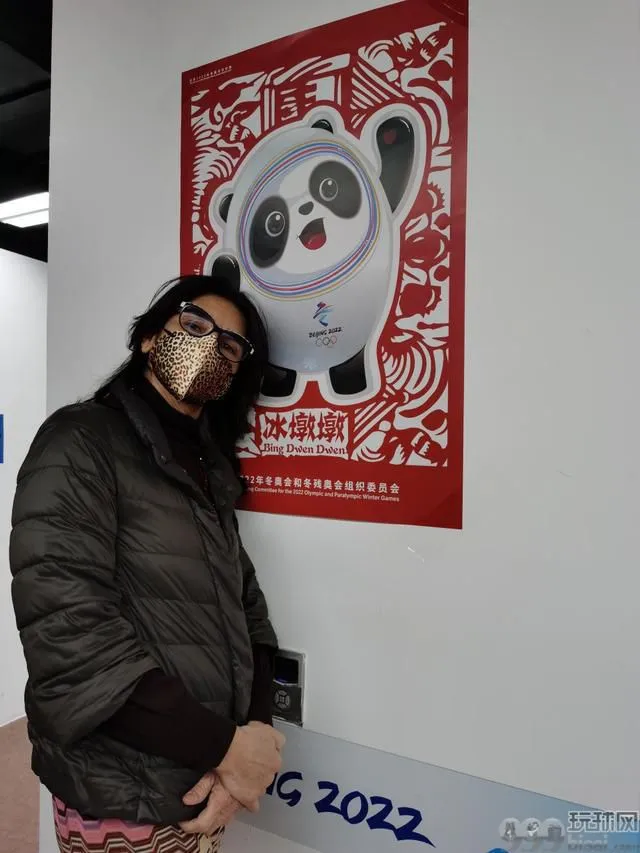 图为交接仪式艺术总监莉达·卡斯特利