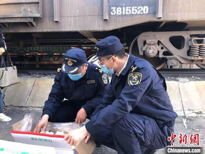 图为二连浩特铁路口岸关员查验出口果蔬。　梁晓虹 摄