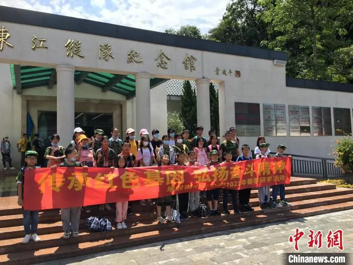 图为来自河源市埔前中学的师生在“东江纵队纪念馆”参观学习。　宋秀杰摄 摄