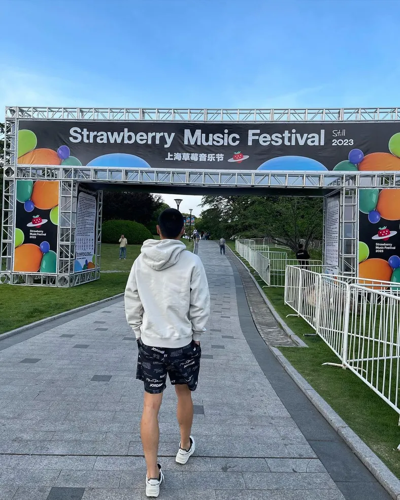 享受五一假期，武磊参加上海草莓音乐节&amp;合唱朴树《那些花儿》