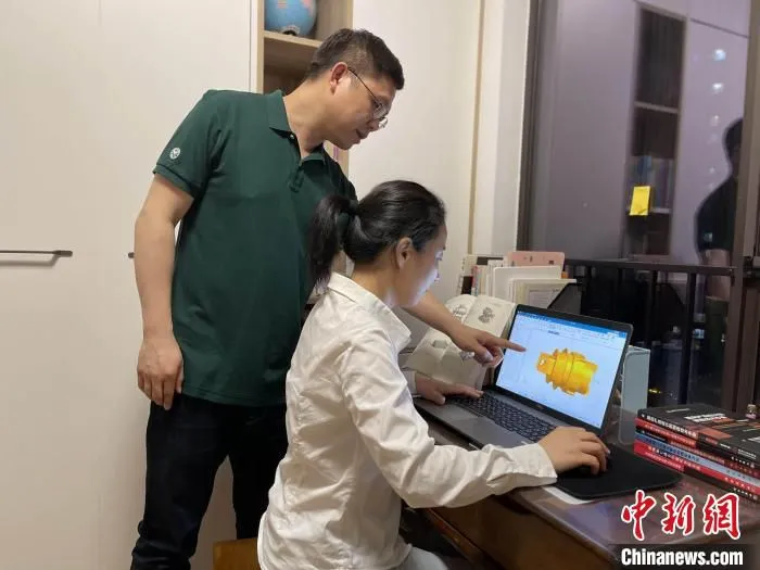 夫妻俩一起备课、一起教研。　湖南工业职院 供图