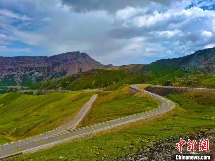 伊昭公路沿线风景如画，可展现“一日游四季、十里不同天”的壮美奇景，被誉为新疆最美公路之一。　新疆交通运输厅路网监测与应急处置中心提供