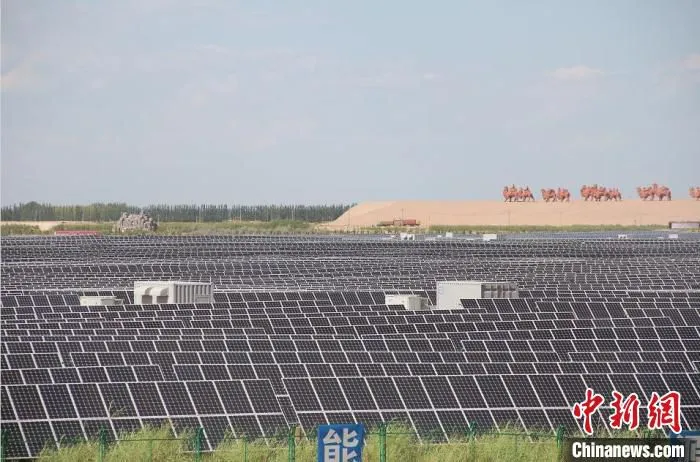 图为乌兰布和沙漠上建起的光伏发电板。 (资料图) 袁海文 摄
