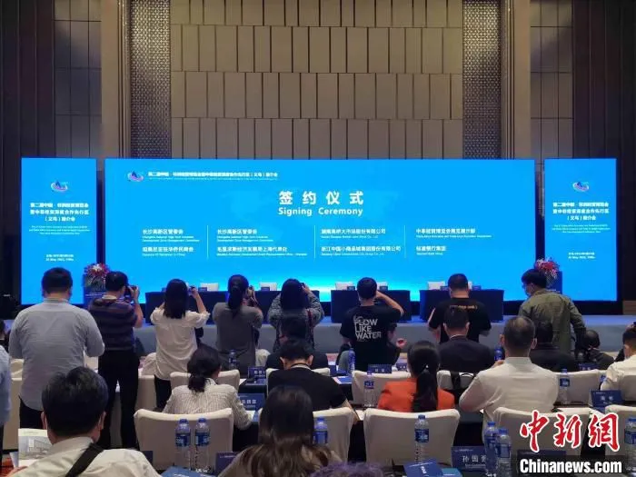 第二届中非经贸博览会义乌推介会签署多项合作协议。　付敬懿 摄