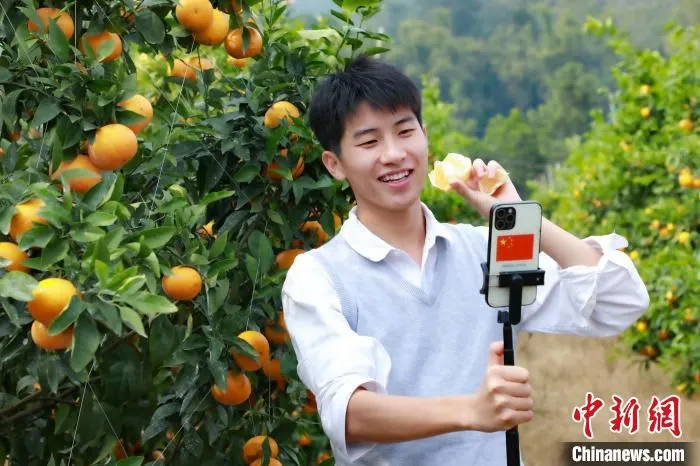 图为乡村教师赖家益正通过网络平台“带货”。　王伟臣 摄