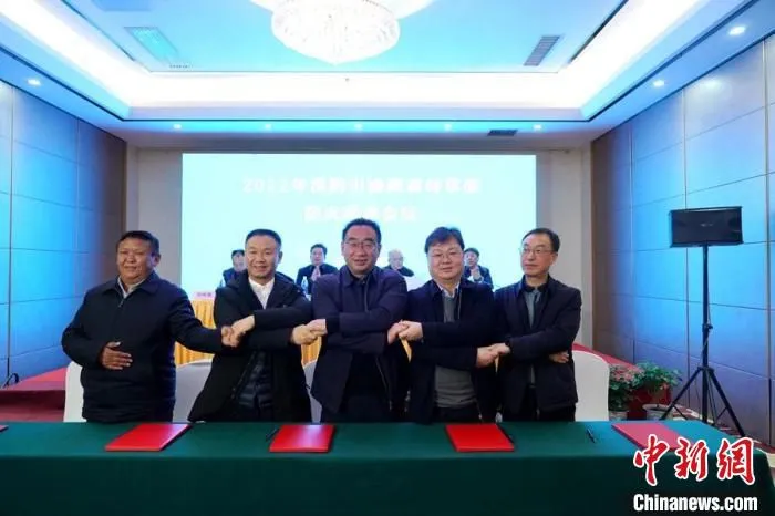 图为《合作协议》签署现场。　王佳纯 摄