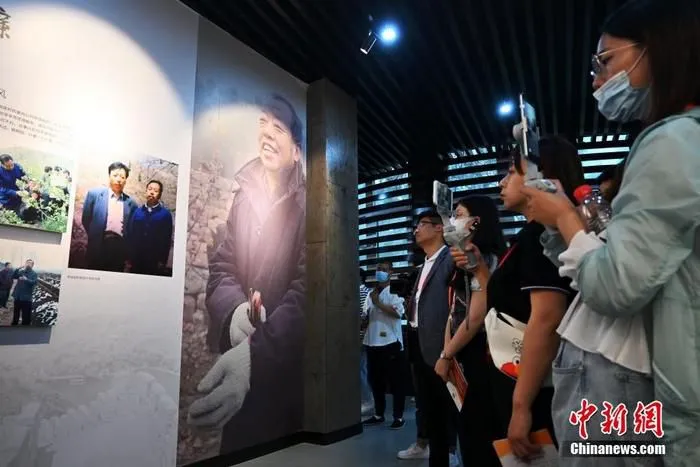 图为采访团参观了解“太行新愚公”李保国的故事。 中新社记者 翟羽佳 摄