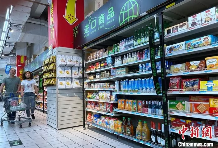 5月7日，福建福州，市民在商场选购进口商品。当日，中国海关总署发布的最新数据显示，4月中国进出口总值3.15万亿元人民币，同比增长26.6���2019年同期增长25.2���新社记者 张斌 摄