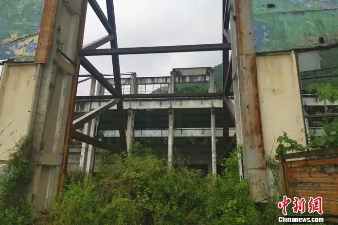 图为5.12汶川地震损毁的东汽厂房。 中新网记者 谢艺观 摄