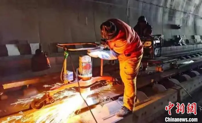 铁路工人在焊接钢轨。哈铁提供
