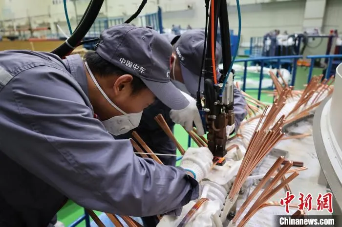 在江苏中车电机有限公司车间内，工人正在组装各类风力发电机。　江苏中车电机有限公司供图