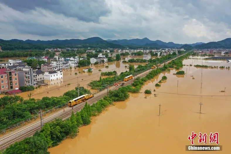 6月21日，受持续强降雨影响，沪昆线江西上饶至广丰间K540 00至K549 900处水漫钢轨，部分线路道床冲空。（无人机照片） 中新社发 汪翰 摄