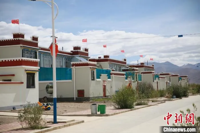 图为农行阿里日土支行支持边境小康村建设。　农行西藏分行 摄
