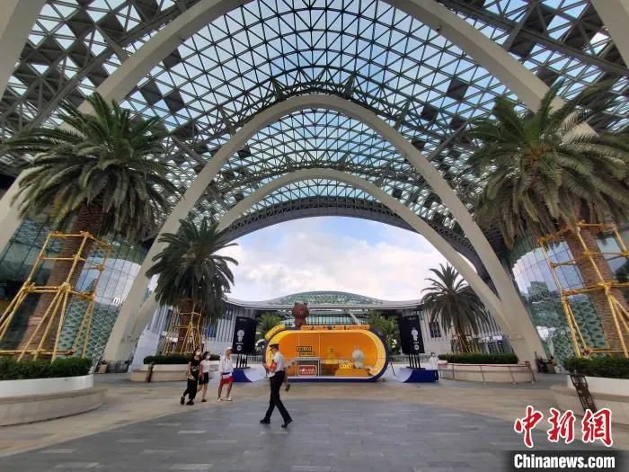 8月11日，几名顾客在三亚国际免税城空旷的广场上走过。　王晓斌 摄