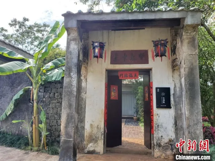 海口市演丰镇瑶城古村，修旧如旧的大门内，是颇具现代风格的庭院。　记者王晓斌 摄