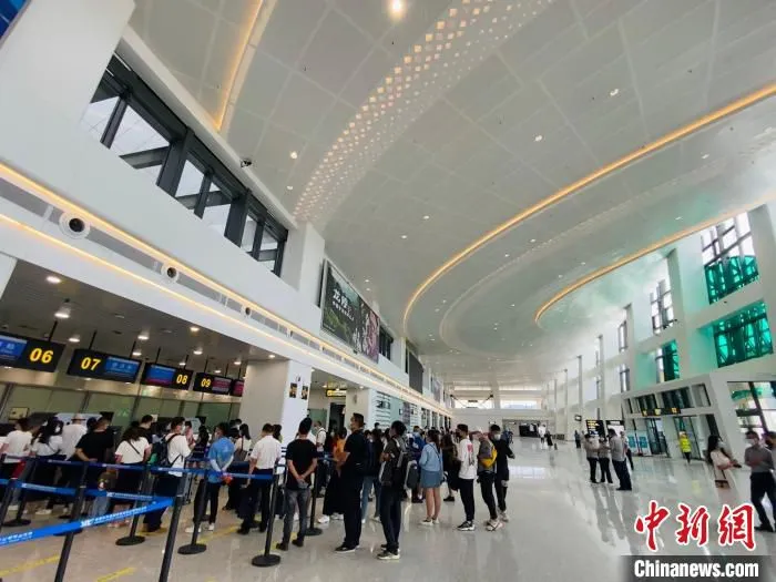 图为旅客在保山机场办理乘机手续。　蔡之蕾 摄