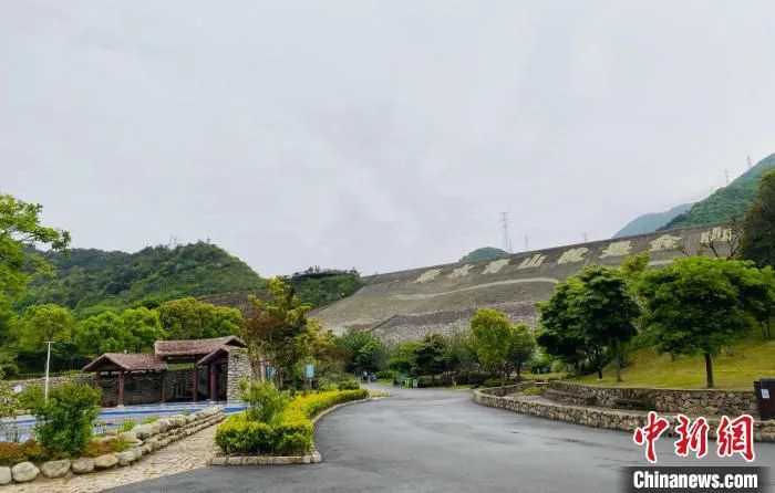 新建村一景 李典 摄