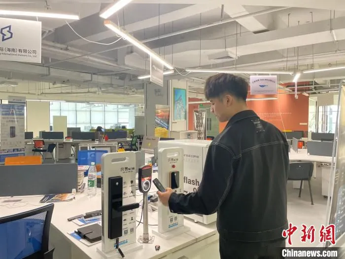 蔡达森展示光交互技术。　黄艺 摄