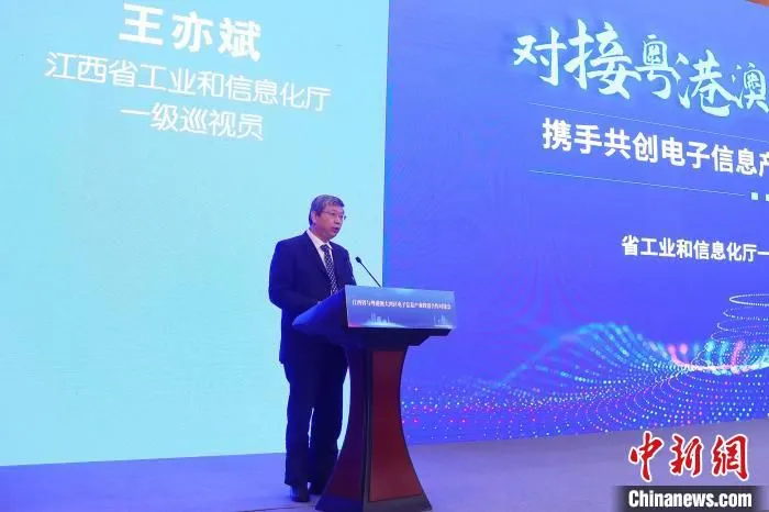 图为江西省工信厅一级巡视员王亦斌介绍江西电子信息产业情况。　刘占昆 摄